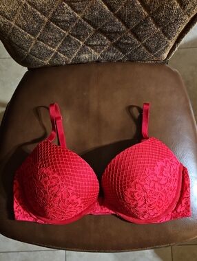 Victoria's Secret Very Sexy Push Up Underwire Red Floral Lace Bra Lined Padded